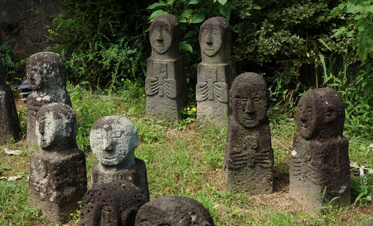 제주 숲에서 묘역을 지키는 제주동자석